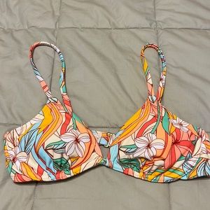 Target bathing suit top with underwire, size medium